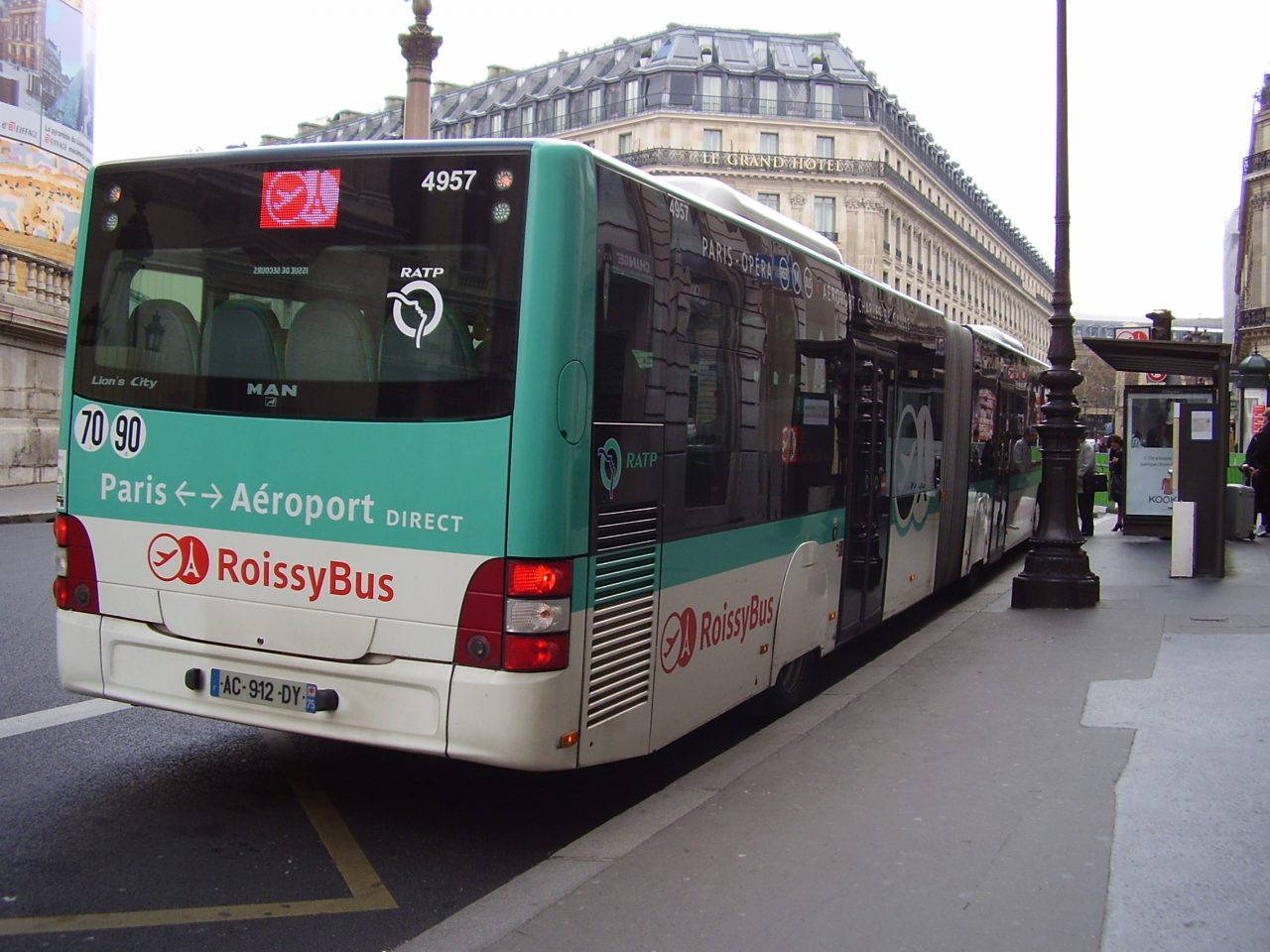 A complete guide to Paris airports transfers