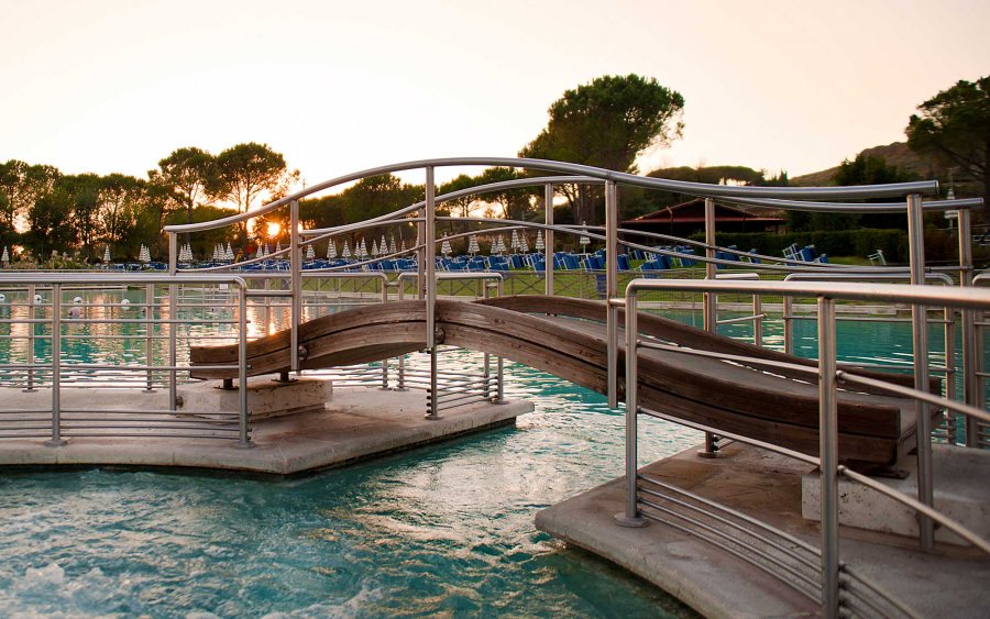 Saturnia, between natural waterfalls and posh spa treatments